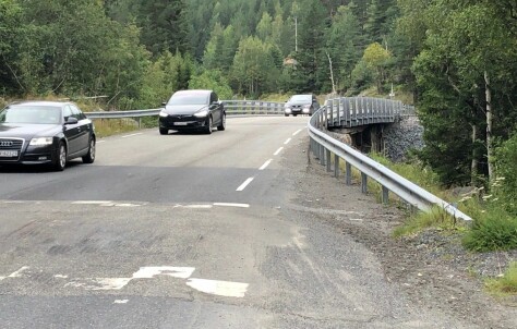 Ny motorvei ender i gammel, trafikkfarlig bru