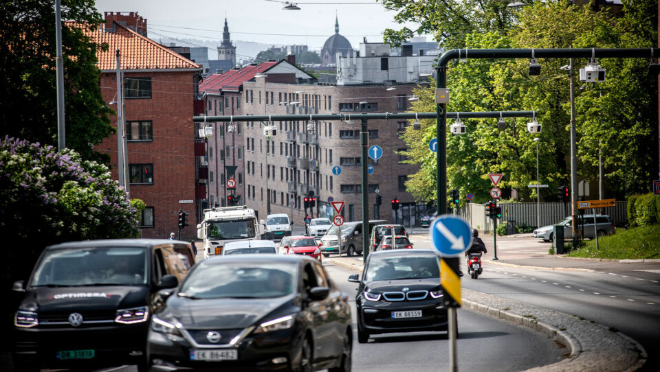 IKKE AKKURAT ELBIL-HOVEDSTAD: Tre av fire biler som går gjennom Oslo-bommene er fortsatt bensin eller diesel. Foto: Tomm W. Christiansen
