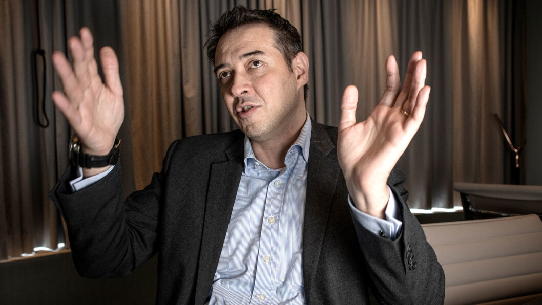 UTFORDRING: – Vi har 150.000 ansatte hvor 99 prosent jobber med produksjon av biler med forbrenningsmotor. Hvordan skal du på to år svitsje totalt? Det er rett og slett ikke mulig, mener Francesco Carranza. UTFORDRING: – Vi har 150.000 ansatte hvor 99 prosent jobber med produksjon av biler med forbrenningsmotor. Hvordan skal du på to år svitsje totalt? Det er rett og slett ikke mulig, mener Francesco Carranza.