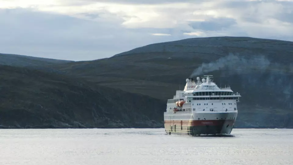 HURTIGRUTE: To ganger i døgnet kommer Hurtigruta inn til Kjøllefjord for å sette av og på passasjerer og last. Foto: Per Roger Lauritzen