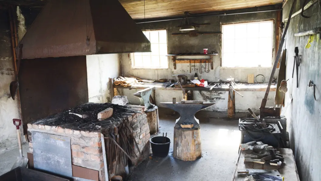 GAMLE DAGER: I Spillum dampsag i Namsos kan du vandre rundt i de gamle produksjonslokalene, bl.a i smia. Foto: Per Roger Lauritzen GAMLE DAGER: I Spillum dampsag i Namsos kan du vandre rundt i de gamle produksjonslokalene, bl.a i smia. Foto: Per Roger Lauritzen