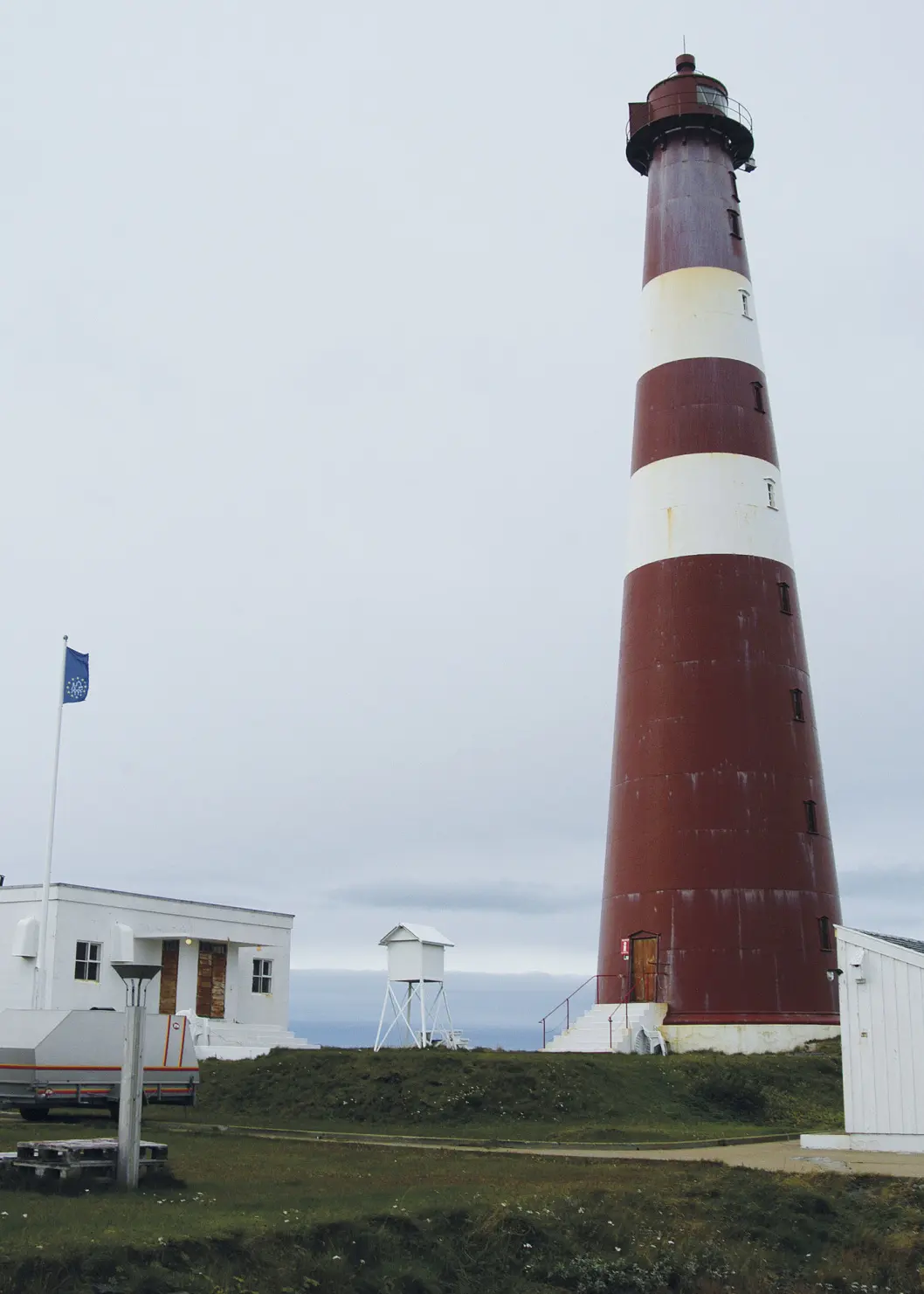 PÅ TOPP I NORD: Slettnes fyr var bemannet til 2005 og var da klodens nordligste fyrstasjon. Foto: Per Roger Lauritzen PÅ TOPP I NORD: Slettnes fyr var bemannet til 2005 og var da klodens nordligste fyrstasjon. Foto: Per Roger Lauritzen