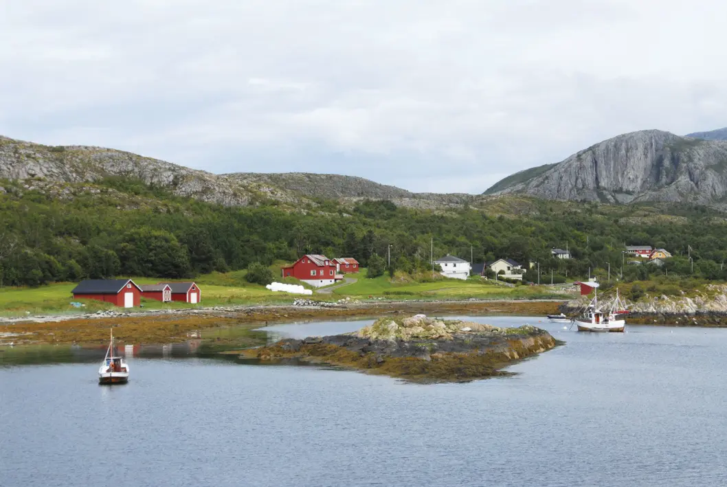 EVENTYRFERGE: Fra Sør Gutvika kan du ta ferge ut til eventyrøya Leka, lengst nord på kysten i Trøndelag. Foto: Per Roger Lauritzen EVENTYRFERGE: Fra Sør Gutvika kan du ta ferge ut til eventyrøya Leka, lengst nord på kysten i Trøndelag. Foto: Per Roger Lauritzen