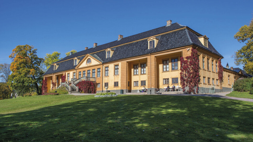 STASELIG: Bogstad Gård ligger staselig til ved Bogstadvannet og byr på både utstillinger og kafé. Foto: Riksantikvaren. STASELIG: Bogstad Gård ligger staselig til ved Bogstadvannet og byr på både utstillinger og kafé. Foto: Riksantikvaren.