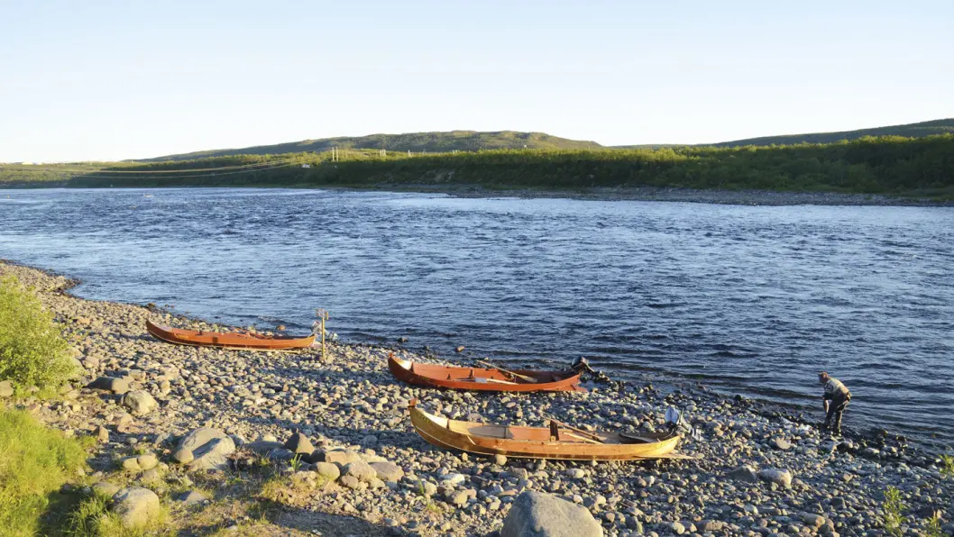 KLAR FOR FANGST: Ved Tana bru ligger elvebåtene klare til åta med fiskere på nye lakseeventyr. Foto: Per Roger Lauritzen KLAR FOR FANGST: Ved Tana bru ligger elvebåtene klare til åta med fiskere på nye lakseeventyr. Foto: Per Roger Lauritzen
