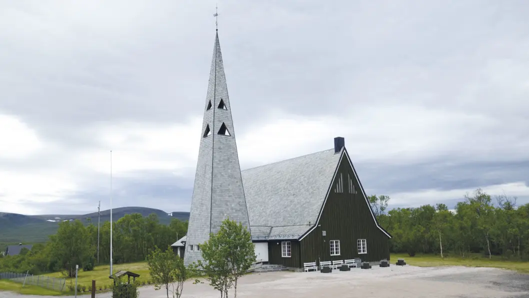 KIRKE: Rustefjelbma byr blant annet på den staselige Tana kirke, vigslet i 1964. Foto: Per Roger Lauritzen KIRKE: Rustefjelbma byr blant annet på den staselige Tana kirke, vigslet i 1964. Foto: Per Roger Lauritzen