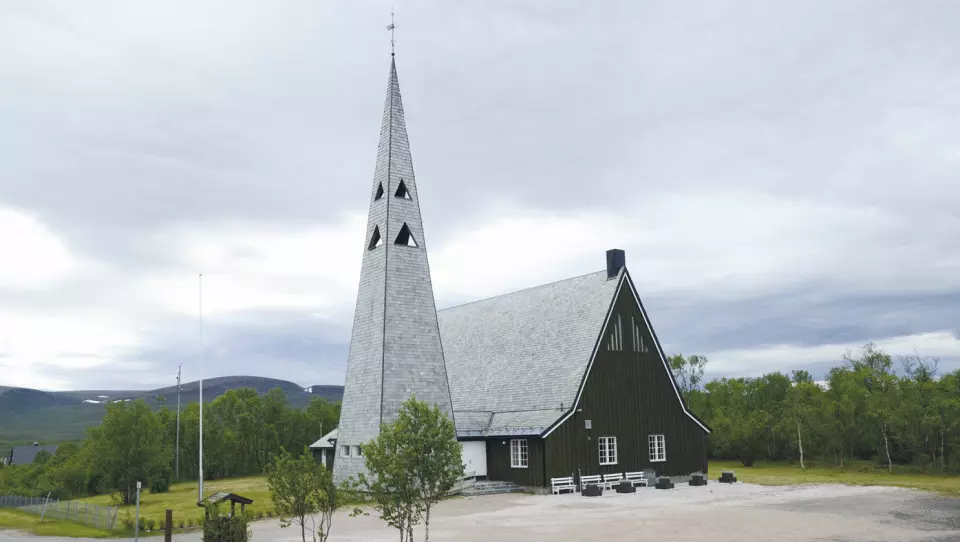 KIRKE: Rustefjelbma byr blant annet på den staselige Tana kirke, vigslet i 1964. Foto: Per Roger Lauritzen