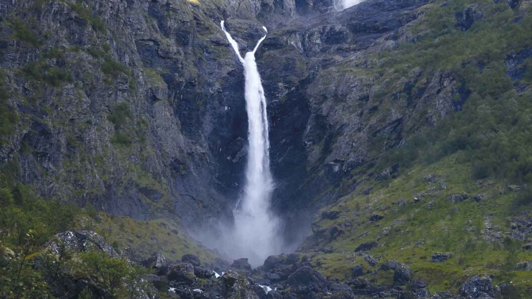 STORSLAGENT: Man føler seg liten i møtet med fossen. Det frie fossefallet i Mardalsfossen er 297 meter, og den totale høyden er 655 meter. Foto: Foto: Vidar Moløkken / frittfallfoto.no STORSLAGENT: Man føler seg liten i møtet med fossen. Det frie fossefallet i Mardalsfossen er 297 meter, og den totale høyden er 655 meter. Foto: Foto: Vidar Moløkken / frittfallfoto.no