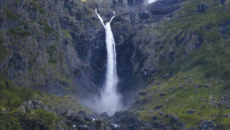 STORSLAGENT: Man føler seg liten i møtet med fossen. Det frie fossefallet i Mardalsfossen er 297 meter, og den totale høyden er 655 meter. Foto: Foto: Vidar Moløkken / frittfallfoto.no