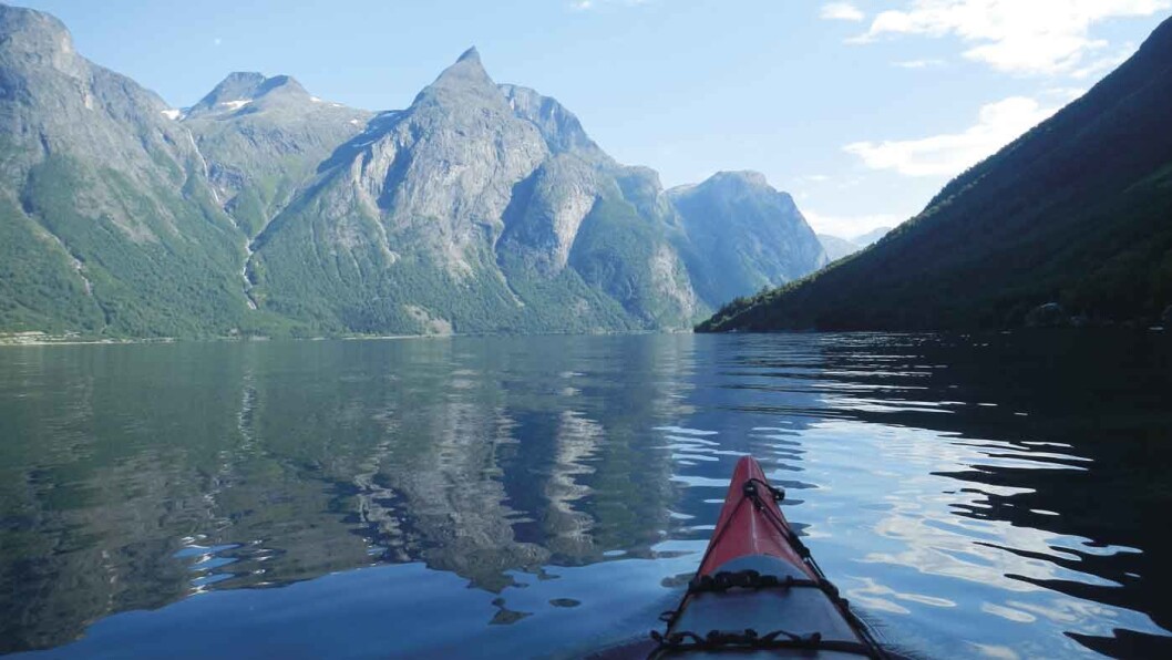 OPPLEV FJORDEN: Eikesdalsvatnet er godt egnet for padleturer. Foto: Per Roger Lauritzen OPPLEV FJORDEN: Eikesdalsvatnet er godt egnet for padleturer. Foto: Per Roger Lauritzen