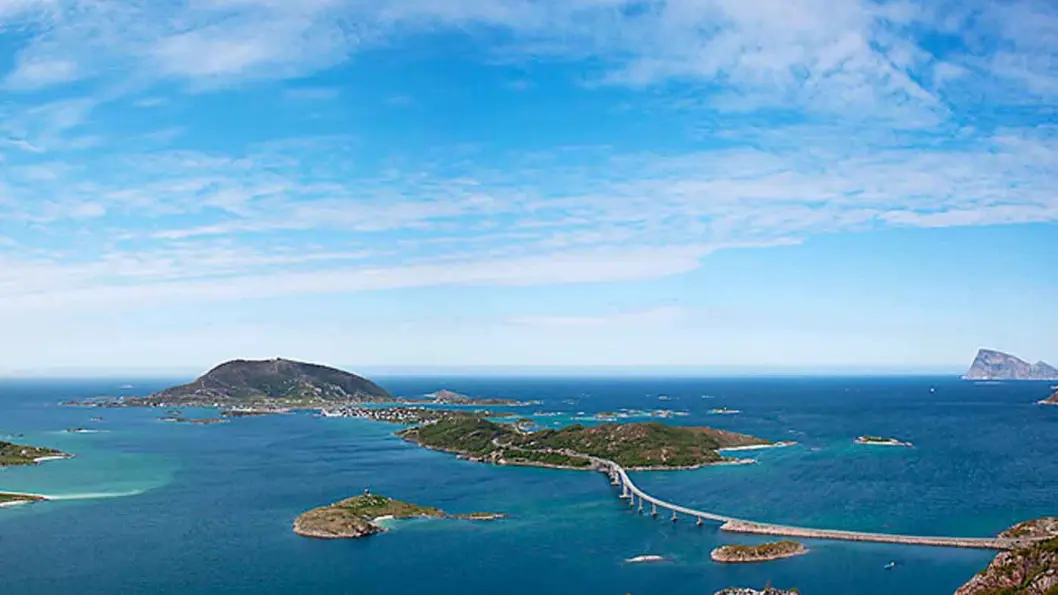 SOMMERLANDSKAPET: Sommarøy og Hillesøya er knyttet til hverandre og til Kvaløya med bruer. Foto: Marius Fiskum SOMMERLANDSKAPET: Sommarøy og Hillesøya er knyttet til hverandre og til Kvaløya med bruer. Foto: Marius Fiskum