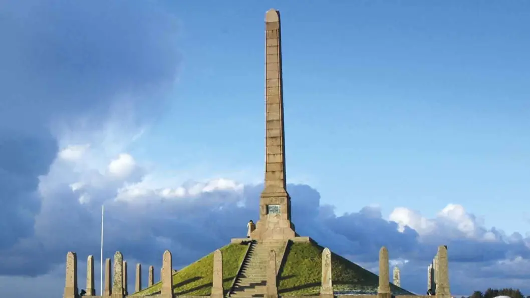 HARALDSSTØTTA: Norges eneste riksmonument markerer Harald Hårfagres samling av Norge til ett rike under slaget ved Hafrsfjord i 872. Foto: Haugesund kommune HARALDSSTØTTA: Norges eneste riksmonument markerer Harald Hårfagres samling av Norge til ett rike under slaget ved Hafrsfjord i 872. Foto: Haugesund kommune