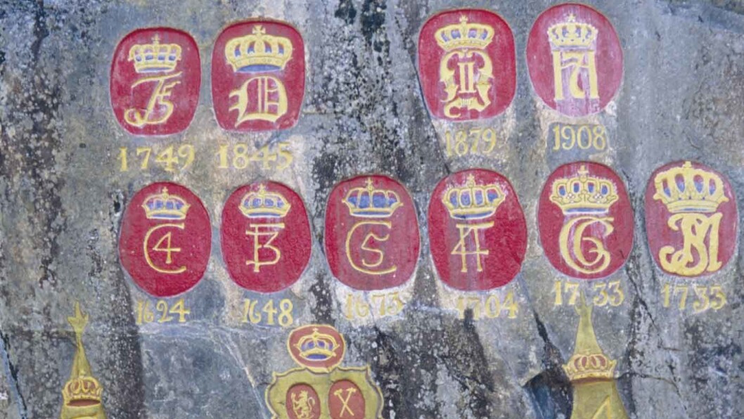 KRONENE I HOVET: Ved den gamle veien til gruveområdene har alle monarker som har besøkt bergstaden fått sitt monogram. KRONENE I HOVET: Ved den gamle veien til gruveområdene har alle monarker som har besøkt bergstaden fått sitt monogram.