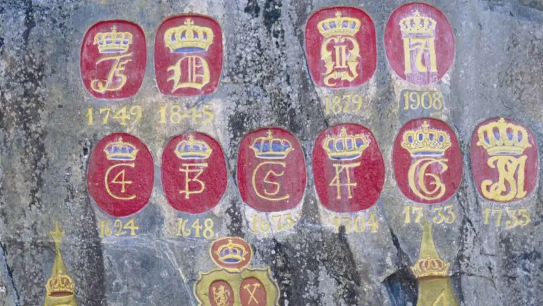 KRONENE I HOVET: Ved den gamle veien til gruveområdene har alle monarker som har besøkt bergstaden fått sitt monogram. KRONENE I HOVET: Ved den gamle veien til gruveområdene har alle monarker som har besøkt bergstaden fått sitt monogram.