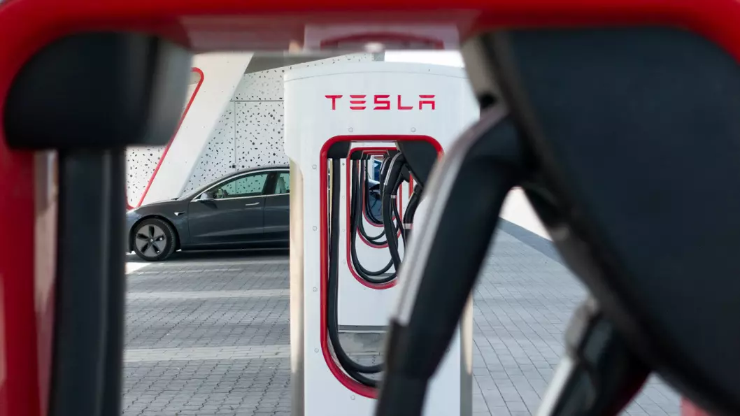 IKKE SÅ TRANGT: Jo lengre unna Norge du kommer, jo bedre er plassen på Teslas Supercharger-anlegg – som her i Køge like utenfor København. Foto: Peter Raaum