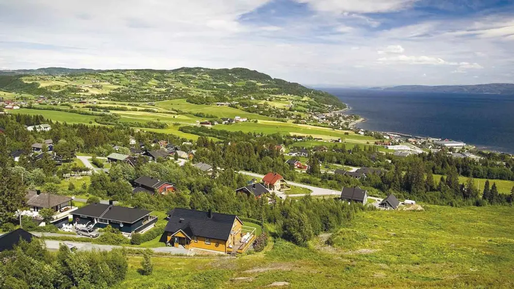 LEKSVIK: Det vesle tettstedet ligger vakkert til ved fjorden. LEKSVIK: Det vesle tettstedet ligger vakkert til ved fjorden.
