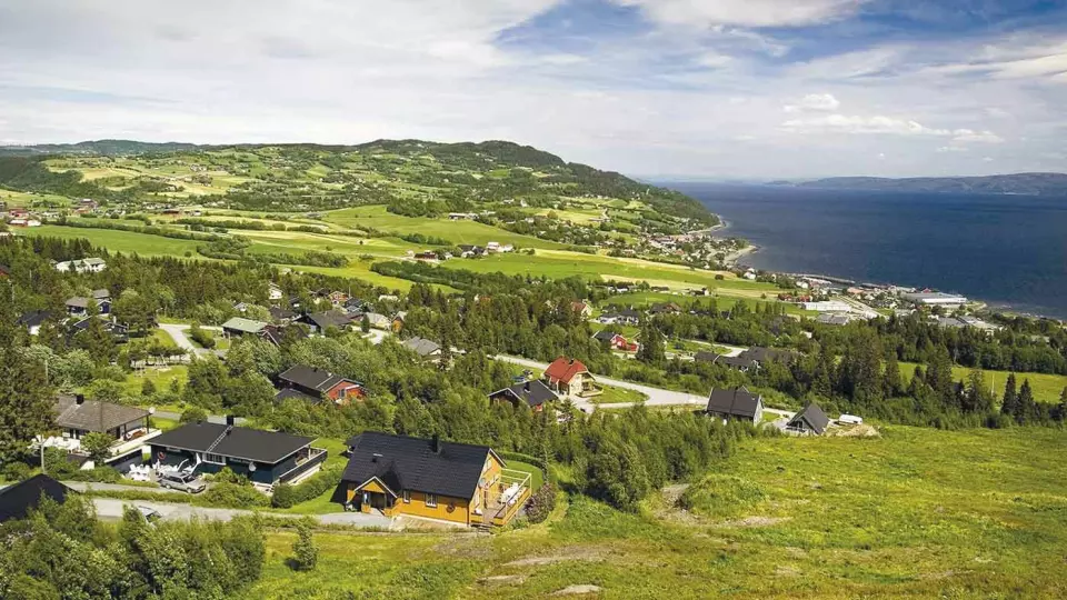 LEKSVIK: Det vesle tettstedet ligger vakkert til ved fjorden.