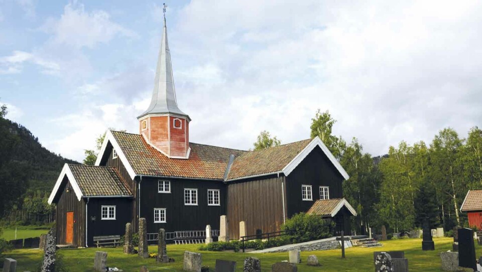 GAPESTOKK OG RETTERSTED: I tettstedet Flesberg finner du den sørligste av stavkirkene i Numedal. Foto: Per Roger Lauritzen