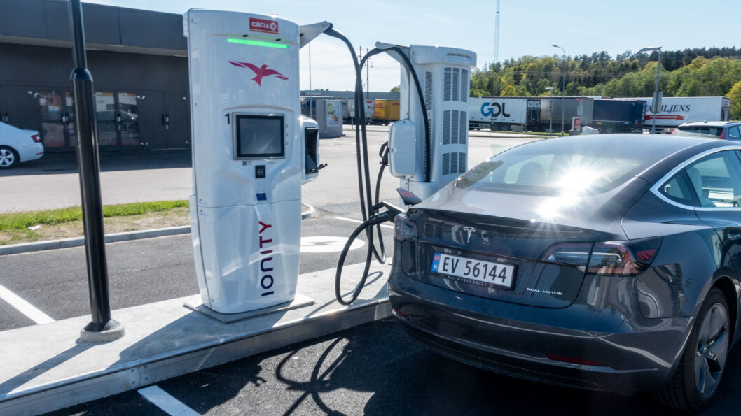IONITY: Vi fikk en ladeeffekt på 120 kW fram til batteriet var ladet 53 prosent, på Ionity-anlegget i Varberg i Sverige. IONITY: Vi fikk en ladeeffekt på 120 kW fram til batteriet var ladet 53 prosent, på Ionity-anlegget i Varberg i Sverige.