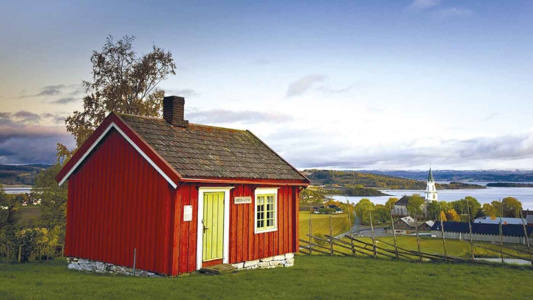 MOT STRAUMEN: Utsikt mot Sakshaug kirke, mot Straumen og fjorden. MOT STRAUMEN: Utsikt mot Sakshaug kirke, mot Straumen og fjorden.