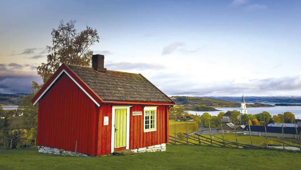 MOT STRAUMEN: Utsikt mot Sakshaug kirke, mot Straumen og fjorden. MOT STRAUMEN: Utsikt mot Sakshaug kirke, mot Straumen og fjorden.