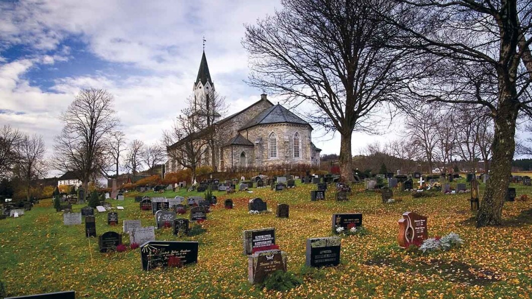 STEINKIRKER: Sakshaug gamle og nye kirke er begge bygget i stein og stammer fra henholdsvis 1184 og 1871. STEINKIRKER: Sakshaug gamle og nye kirke er begge bygget i stein og stammer fra henholdsvis 1184 og 1871.