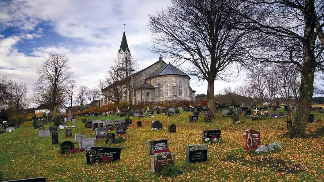 STEINKIRKER: Sakshaug gamle og nye kirke er begge bygget i stein og stammer fra henholdsvis 1184 og 1871.
