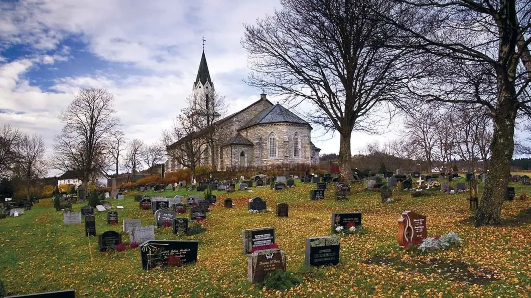 STEINKIRKER: Sakshaug gamle og nye kirke er begge bygget i stein og stammer fra henholdsvis 1184 og 1871. STEINKIRKER: Sakshaug gamle og nye kirke er begge bygget i stein og stammer fra henholdsvis 1184 og 1871.