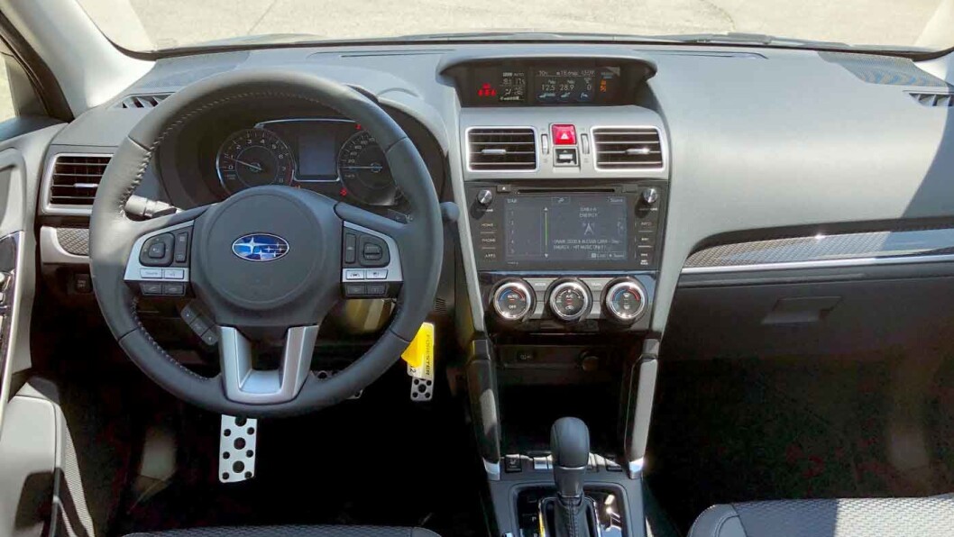 MER MODERNE: Det nye instrumentpanelet (øverst) er nå likt det vi finner i den litt mindre Subaru XV. Utseendet er blitt mer moderne, selv om det fortsatt følger svært så tradisjonelle linjer. Kvalitetsfølelsen er også blitt merkbart bedre. MER MODERNE: Det nye instrumentpanelet (øverst) er nå likt det vi finner i den litt mindre Subaru XV. Utseendet er blitt mer moderne, selv om det fortsatt følger svært så tradisjonelle linjer. Kvalitetsfølelsen er også blitt merkbart bedre.