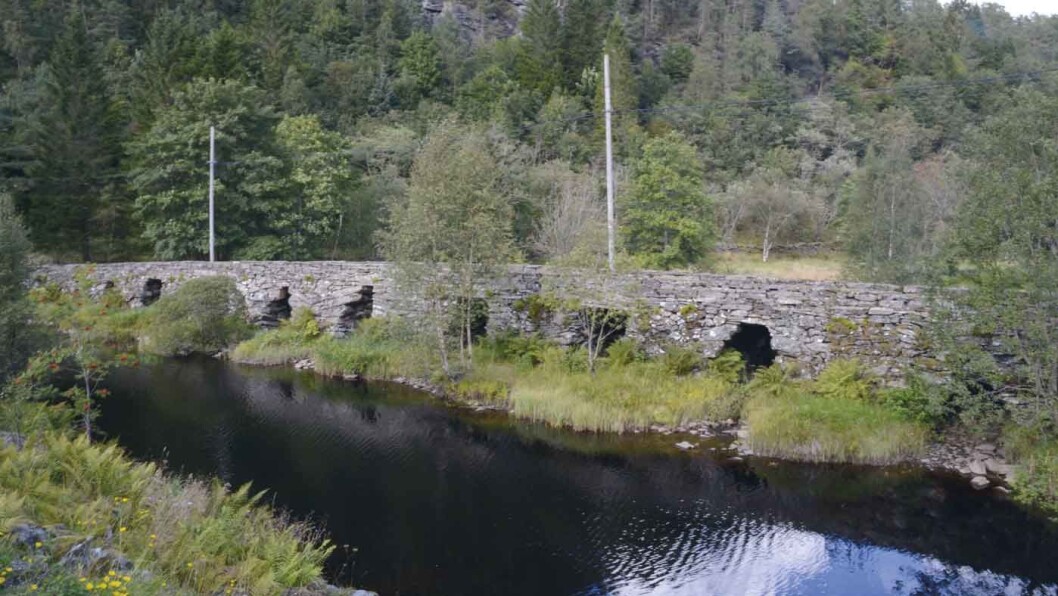 TRONDHJEMSKE POSTVEI: Foss bru er en praktfull steinbru fra 1806. Foto: Per Roger Lauritzen TRONDHJEMSKE POSTVEI: Foss bru er en praktfull steinbru fra 1806. Foto: Per Roger Lauritzen