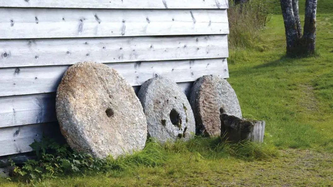 KVERNSTEINSBRUDDENE: Det eldste bruddet er datert til ca. år 700. KVERNSTEINSBRUDDENE: Det eldste bruddet er datert til ca. år 700.