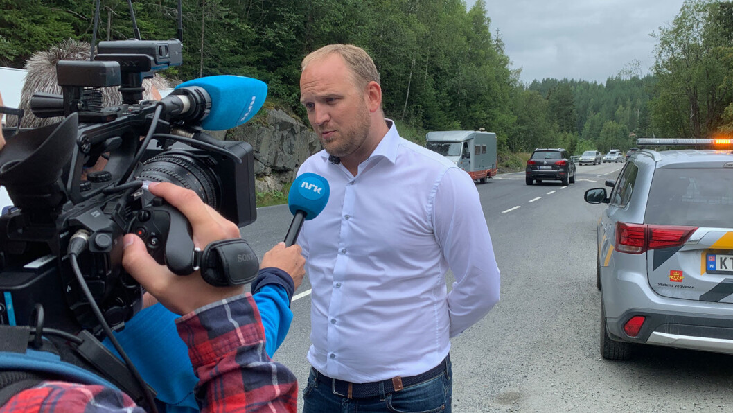 FLYTTER BOMMEN: Samferdselsminister Jon Georg Dale intervjues under en befaring ved Kobbervoll bru, like ved anleggsområdet til veiprosjektet E134 Damåsen-Saggrenda. Foto: Samferdselsdepartementet FLYTTER BOMMEN: Samferdselsminister Jon Georg Dale intervjues under en befaring ved Kobbervoll bru, like ved anleggsområdet til veiprosjektet E134 Damåsen-Saggrenda. Foto: Samferdselsdepartementet