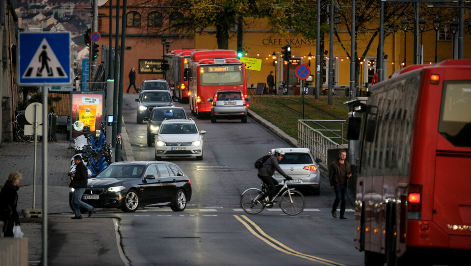 FÆRRE BILER: Alle kjøretøy i Oslo skal være uten klimautslipp innen 2030. Det er blant tiltakene som Oslo-byrådet presenterte i sin nye klimastrategi som ble lagt fram fredag. Foto: Jon Terje Hellgren Hansen