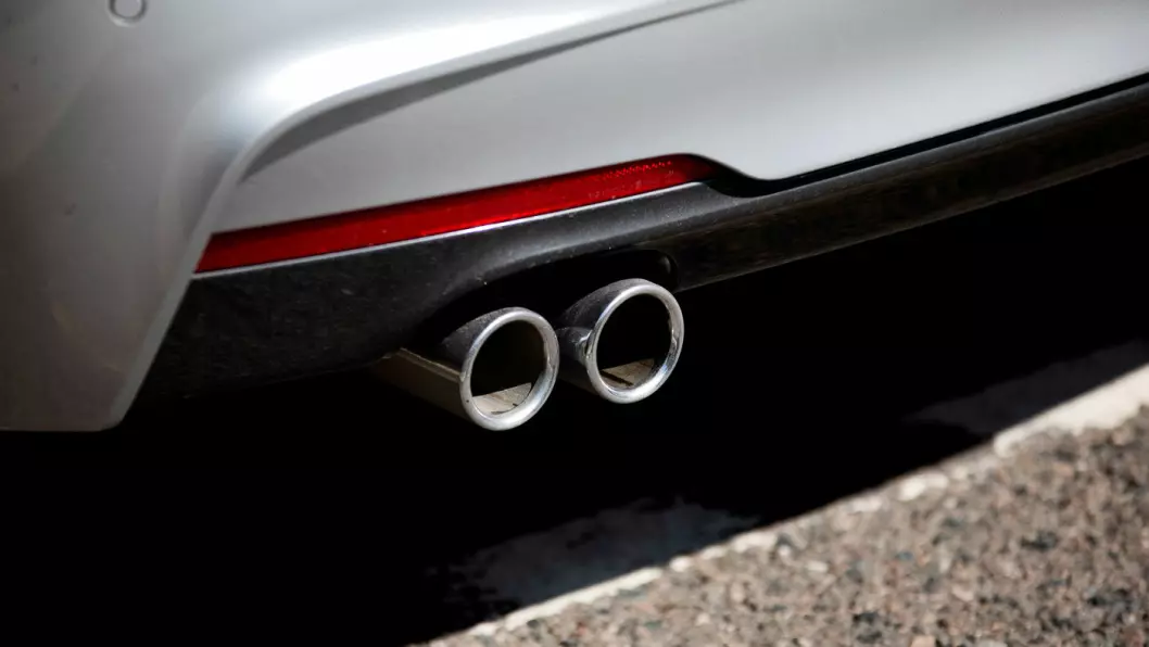 ØKTE UTSLIPPSTALL: Ny målemetode gir økte utslippstall for CO2 fra bilparken, men regjeringen har lovet avgiftsregulering som ikke gjør avgiftene høyere for nybilkjøperne. Foto: Tomm W. Christiansen