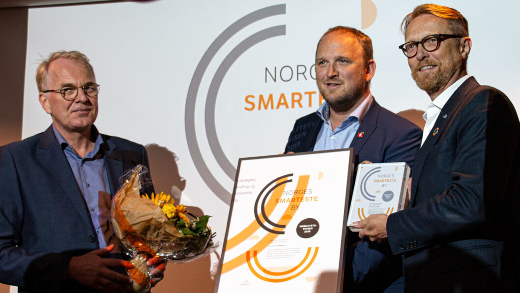 BLOMSTER: Samferdselsminister Jon Georg Dale i midten med kommunalråd John Peter Hernes i prisvinnerbyen Stavanger (t.h.) og vegdirektør Bjørne Grimsrud. Foto: Peter Raaum BLOMSTER: Samferdselsminister Jon Georg Dale i midten med kommunalråd John Peter Hernes i prisvinnerbyen Stavanger (t.h.) og vegdirektør Bjørne Grimsrud. Foto: Peter Raaum