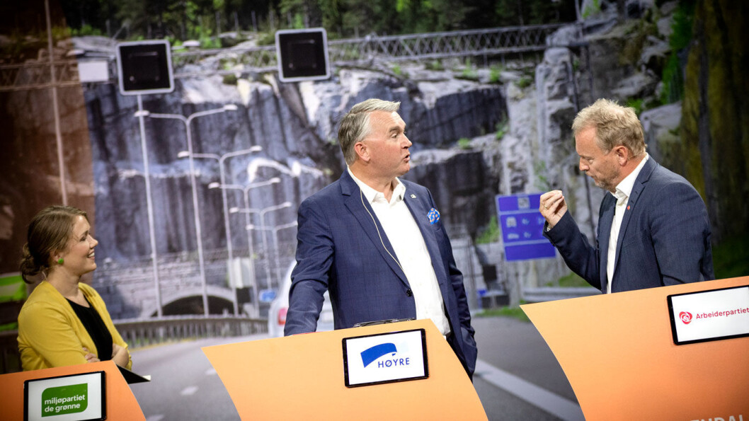 FOR MYE MØLLERS TRAN: Trond Helleland fra Høyre (i midten) under kritikk fra Oslos byrådsleder Raymond Johansen (t.h.) og Une Bastholm fra Miljøpartiet De Grønne under bompengedebatt på Arendalsuka. Foto: Tomm W. Christiansen FOR MYE MØLLERS TRAN: Trond Helleland fra Høyre (i midten) under kritikk fra Oslos byrådsleder Raymond Johansen (t.h.) og Une Bastholm fra Miljøpartiet De Grønne under bompengedebatt på Arendalsuka. Foto: Tomm W. Christiansen