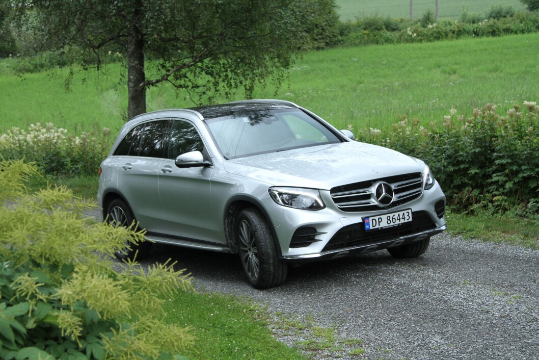 SVÆRT POPULÆR: Mercedes GLC er blitt så populær at kundene må vente ett år på bilen. Den nye ladbare hybridutgaven gir massevis av krefter til en rimelig pris. Foto: Rune Korsvoll SVÆRT POPULÆR: Mercedes GLC er blitt så populær at kundene må vente ett år på bilen. Den nye ladbare hybridutgaven gir massevis av krefter til en rimelig pris. Foto: Rune Korsvoll