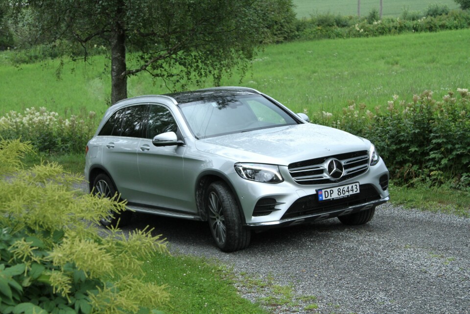 SVÆRT POPULÆR: Mercedes GLC er blitt så populær at kundene må vente ett år på bilen. Den nye ladbare hybridutgaven gir massevis av krefter til en rimelig pris. Foto: Rune Korsvoll