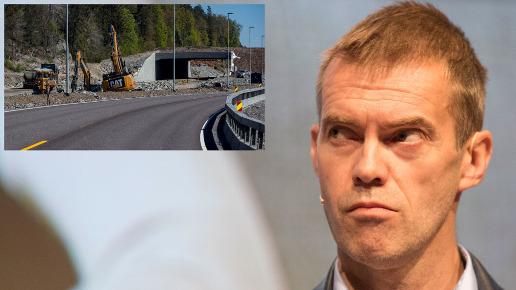 KLAR TALE: BI-professor Erling Røed Larsen mener han har oppskriften på hvordan vi bygger veier mest lønnsomt. – Smekk opp veien så fort det går, sier han. Men ofte er tempoet som på det lille bildet… Foto: Torstein Bøe, NTB scanpix/Geir Olsen (det lille bildet) KLAR TALE: BI-professor Erling Røed Larsen mener han har oppskriften på hvordan vi bygger veier mest lønnsomt. – Smekk opp veien så fort det går, sier han. Men ofte er tempoet som på det lille bildet… Foto: Torstein Bøe, NTB scanpix/Geir Olsen (det lille bildet)