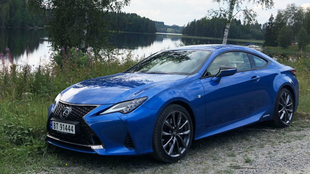 LEKKER: Lexus RC er en bil folk snur seg etter. Den er både elegant og sporty – og den takler hverdagslige utfordringer mye bedre enn man kanskje tror. Foto: Øivind A. Monn-Iversen LEKKER: Lexus RC er en bil folk snur seg etter. Den er både elegant og sporty – og den takler hverdagslige utfordringer mye bedre enn man kanskje tror. Foto: Øivind A. Monn-Iversen