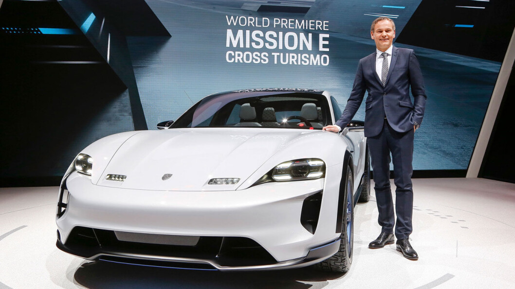 RASKESTE PORSCHE: Helelektriske Taycan – her med Porsche-sjef Oliver Blume før den ble omdøpt fra Mission E Cross Turismo. RASKESTE PORSCHE: Helelektriske Taycan – her med Porsche-sjef Oliver Blume før den ble omdøpt fra Mission E Cross Turismo.