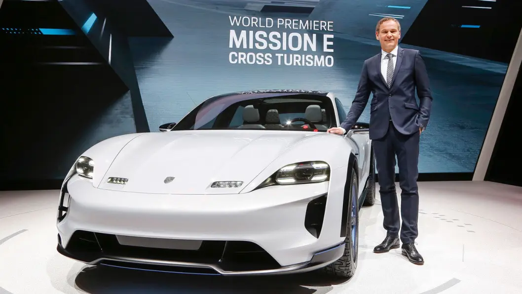 RASKESTE PORSCHE: Helelektriske Taycan – her med Porsche-sjef Oliver Blume før den ble omdøpt fra Mission E Cross Turismo. RASKESTE PORSCHE: Helelektriske Taycan – her med Porsche-sjef Oliver Blume før den ble omdøpt fra Mission E Cross Turismo.