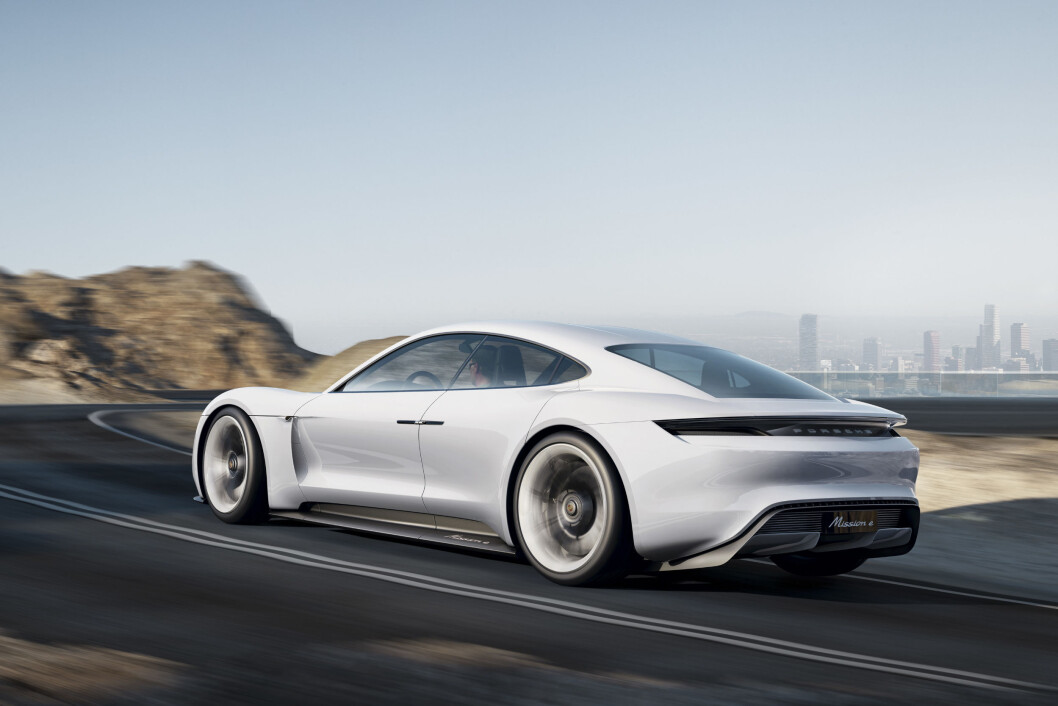 EKTE PORSCHE: Selv om Mission E får fire dører og fire seter, får den ekte sportsbilprestasjoner, lover Porsche. Det betyr at den slår Porsche 911 fra 0-100 så det suser. Foto: Produsenten EKTE PORSCHE: Selv om Mission E får fire dører og fire seter, får den ekte sportsbilprestasjoner, lover Porsche. Det betyr at den slår Porsche 911 fra 0-100 så det suser. Foto: Produsenten