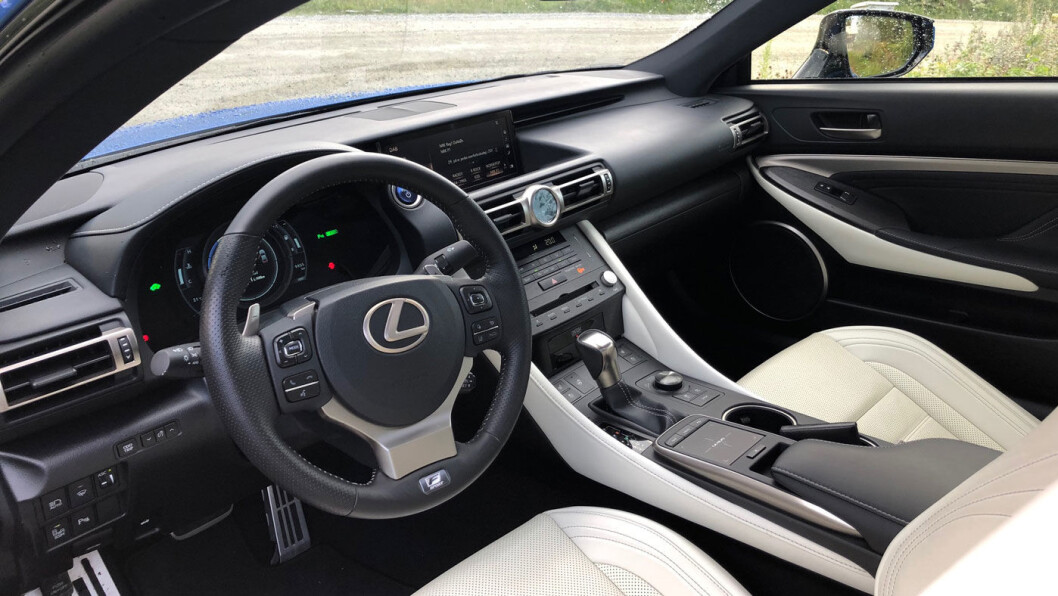 ELEGANT: Instrumentpanelet følger den tradisjonelle stilen til Lexus, med den analoge klokken som blikkfang i midten. ELEGANT: Instrumentpanelet følger den tradisjonelle stilen til Lexus, med den analoge klokken som blikkfang i midten.