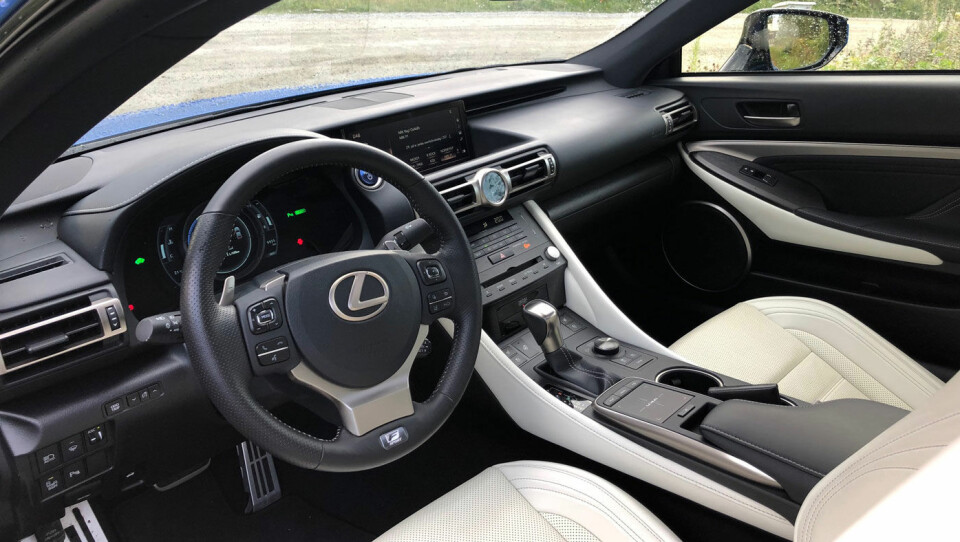 ELEGANT: Instrumentpanelet følger den tradisjonelle stilen til Lexus, med den analoge klokken som blikkfang i midten.