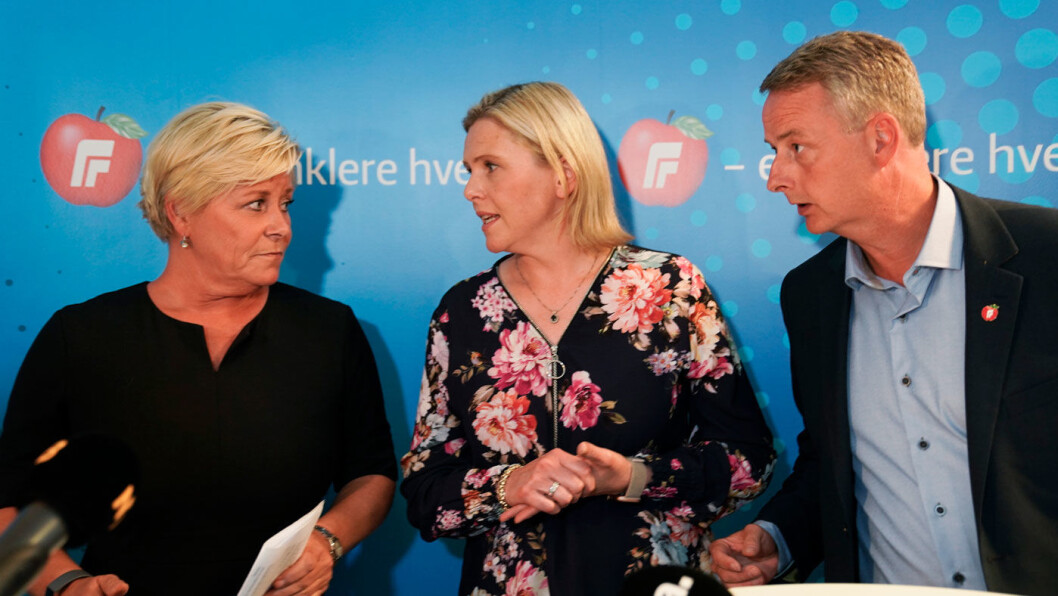 VENTER PÅ VENSTRE: Siv Jensen, Sylvi Listhaug og Terje Søviknes etter det ekstraordinære landsstyremøtet søndag, der Frp-ledelsen fikk støtte til den skissen som skal foreligge om en bompengeavtale i regjeringen. Foto: Heiko Junge / NTB scanpix VENTER PÅ VENSTRE: Siv Jensen, Sylvi Listhaug og Terje Søviknes etter det ekstraordinære landsstyremøtet søndag, der Frp-ledelsen fikk støtte til den skissen som skal foreligge om en bompengeavtale i regjeringen. Foto: Heiko Junge / NTB scanpix