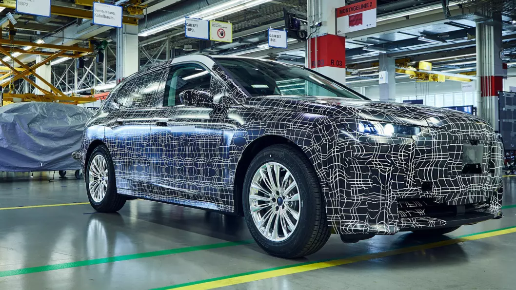 LIKNER EN BIL: Slik ser BMWs iNEXT ut for øyeblikket. Over 100 prototyper skal lages før serieproduksjon starter. Foto: BMW