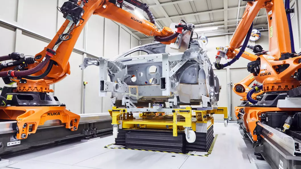 PRESISJON: BMW bruker røntgenbilder fra fire roboter for å samle data som igjen brukes til å lage tredimensjonale bilder underveis i produksjonsprosessen.