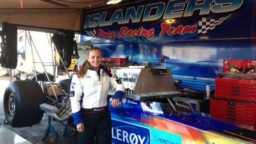 RASK DAME: Birgitte Bremnes er en av Europas raskeste kvinner i sin top-fuel dragster med mellom 8.000 og 10.000 hester. Foto: Norsk Dragracing RASK DAME: Birgitte Bremnes er en av Europas raskeste kvinner i sin top-fuel dragster med mellom 8.000 og 10.000 hester. Foto: Norsk Dragracing