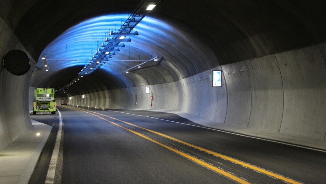ØKER FARTSGRENSEN. Teigkamptunnelen på E6 har møtende trafikk. Likevel vil samferdselsministeren øke hastigheten fra 80 til 90 km/t. Foto: Roar Holten, Statens Vegvesen ØKER FARTSGRENSEN. Teigkamptunnelen på E6 har møtende trafikk. Likevel vil samferdselsministeren øke hastigheten fra 80 til 90 km/t. Foto: Roar Holten, Statens Vegvesen